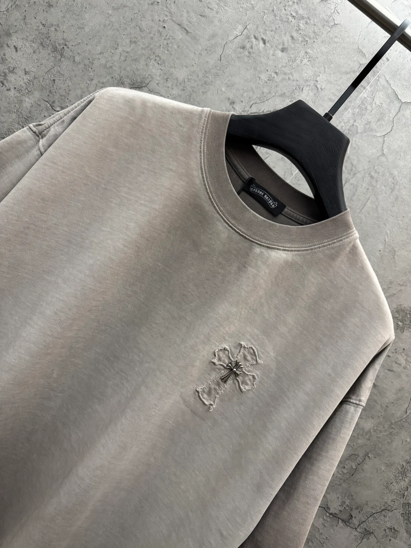P200 top version, real shot without P, ​​different from market currency) 𝗖𝗵𝗿𝗼𝗺𝗲 𝗛𝗲𝗮𝗿𝘁𝘀/Croxin 2026 spring new original single counter American laser burnt patch embroidered couple short sleeves 👑The highest version! Customized fabric 330g, washed and fried. Best-selling model at the counter. Very comfortable to wear. Accessories: Original molded and authenticated collar label➕100% silk wash label. Genuine purchase-grade original hangtag➕matching hanging rope➕3D hanging beads➕original packaging bag. Craftsmanship: The original version has consistent wiring! The highest version of the armhole matching technique! Color: Khaki Black Rose Red Light Blue Purple Size: S M L XL Style Number: 26-2002